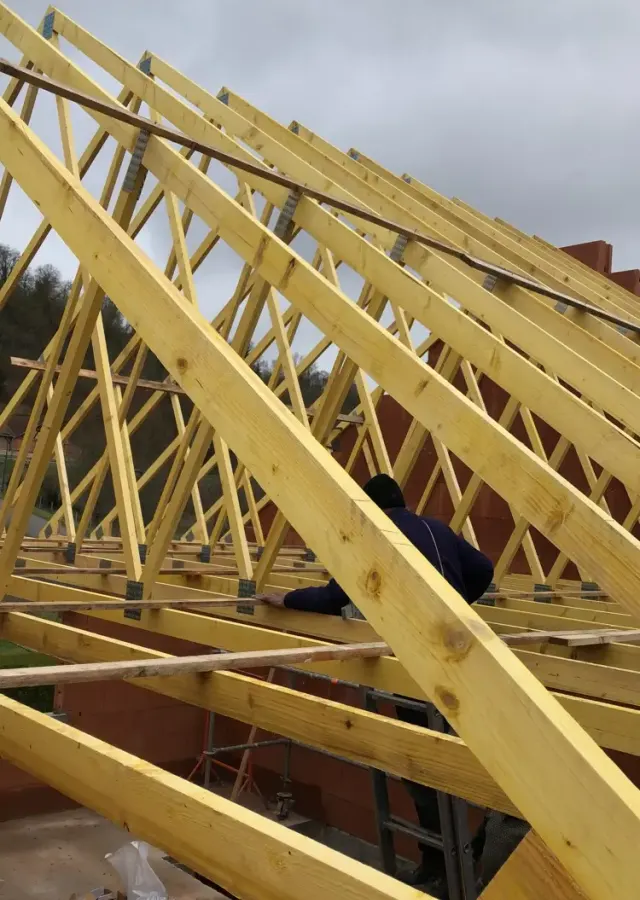 Charpente en bois neuve en cours de montage