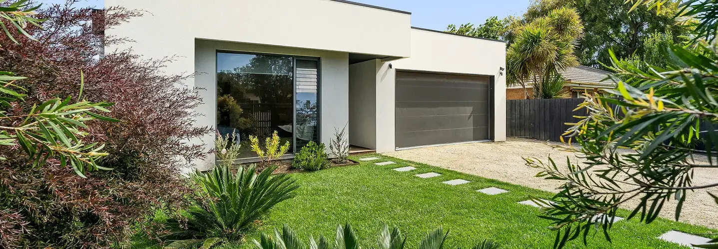 Maison moderne avec garage et jardin paysager