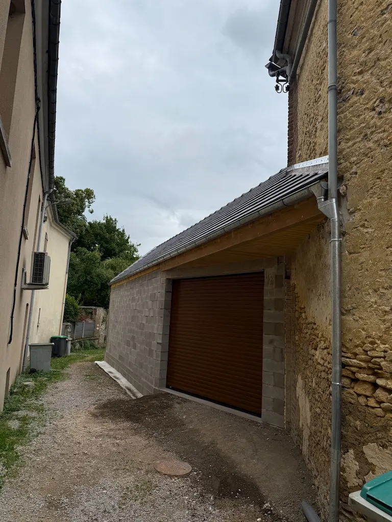 Extension de garage en parpaings avec porte sectionnelle