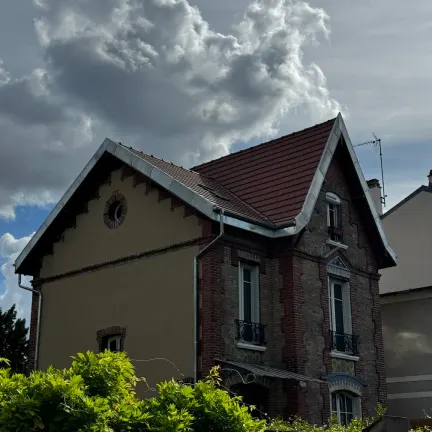 Maison ancienne en pierre avec toiture en tuiles dans l'Eure