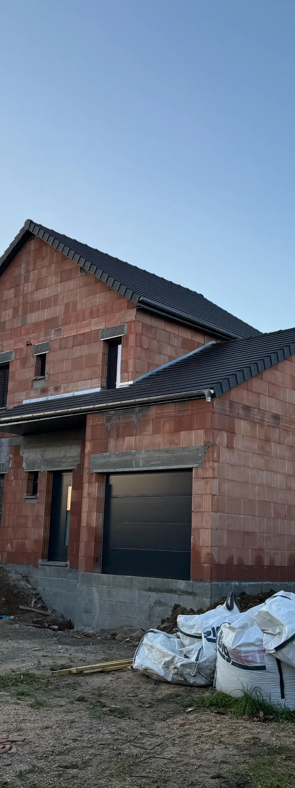 Maison en briques en cours de construction avec toiture neuve