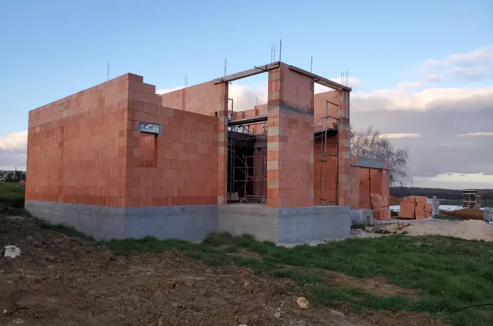 Maison en briques en phase de gros œuvre