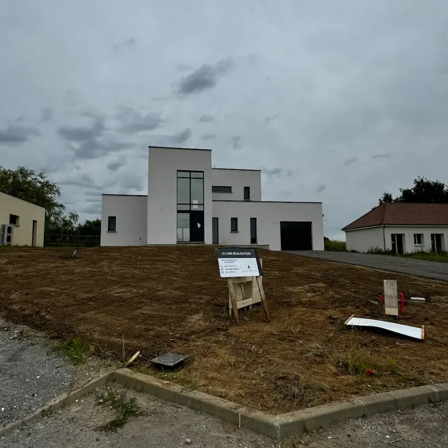 Maison contemporaine terminée avant aménagement du terrain