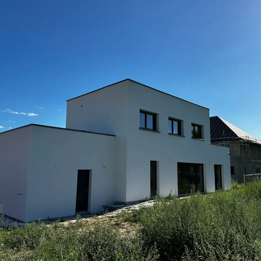 Maison contemporaine blanche à toit plat en cours de finition