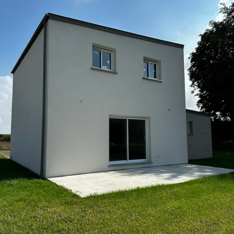 Maison neuve blanche avec toit plat vue depuis le jardin