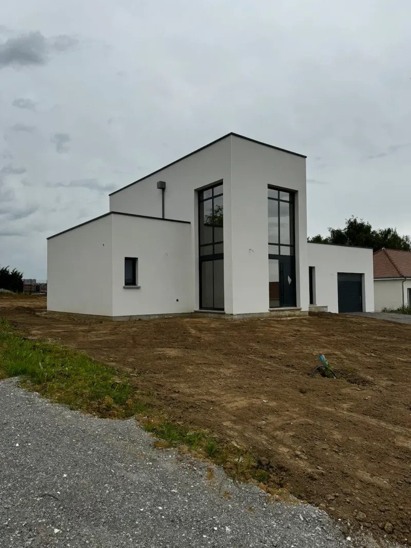 Maison contemporaine terminée à Tourny