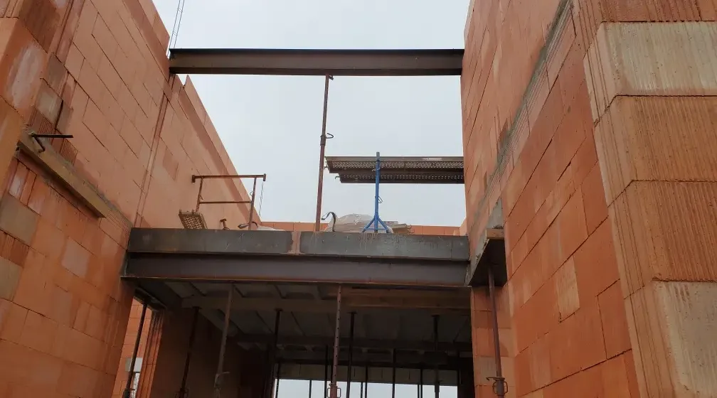 Poutre IPN entre murs en briques pour ouverture de mur porteur