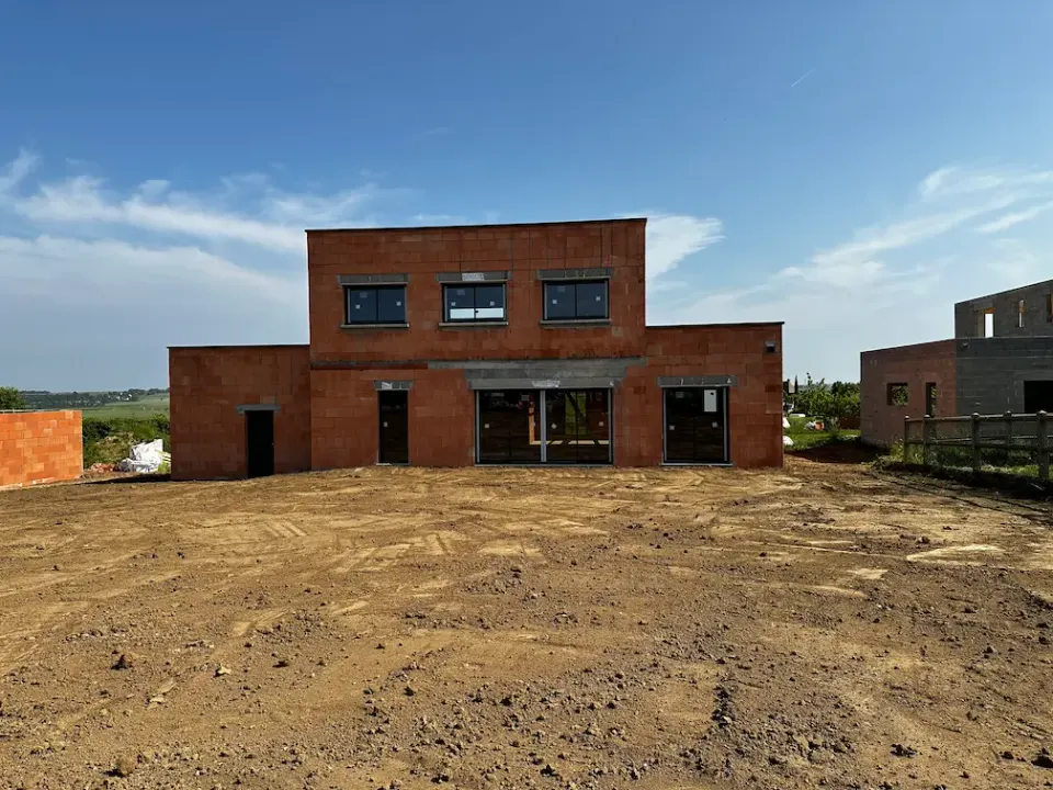 Maison en briques à étage en phase de gros œuvre
