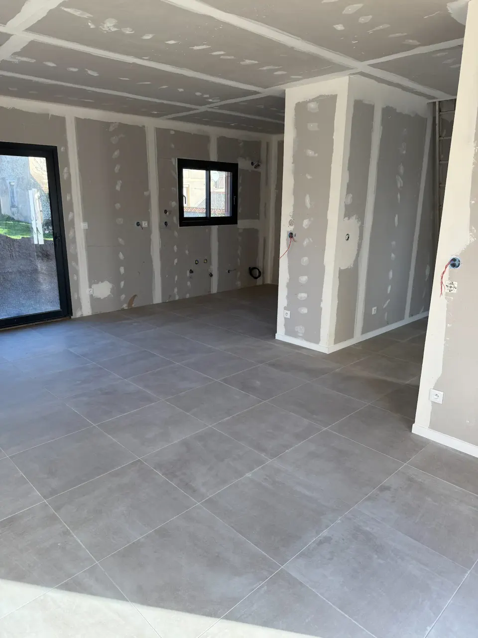 Pose de carrelage et finitions dans une maison