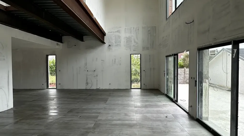 Carrelage posé avec soin dans une maison rénovée