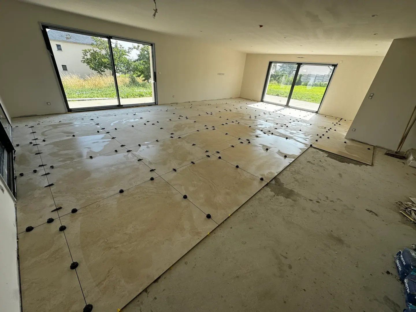 Carrelage posé dans une pièce rénovée par Quatre G