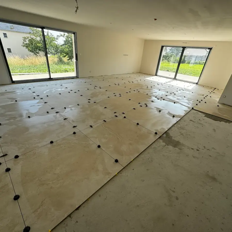 Préparation d’un plancher chauffant dans une pièce de vie