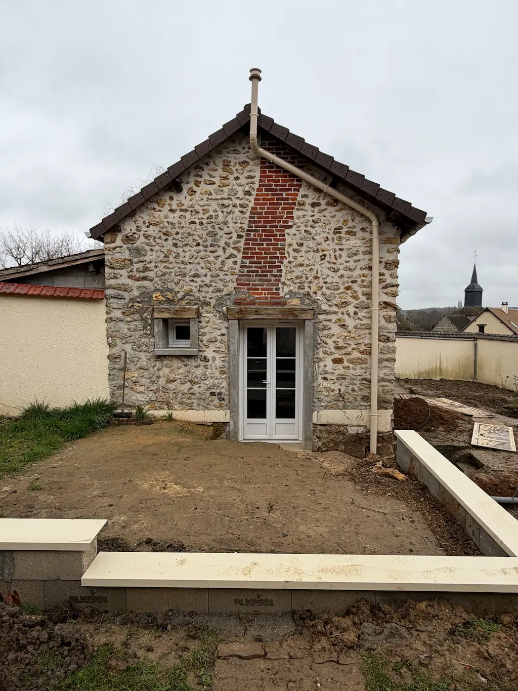 Maison ancienne en pierre avec toiture en tuiles