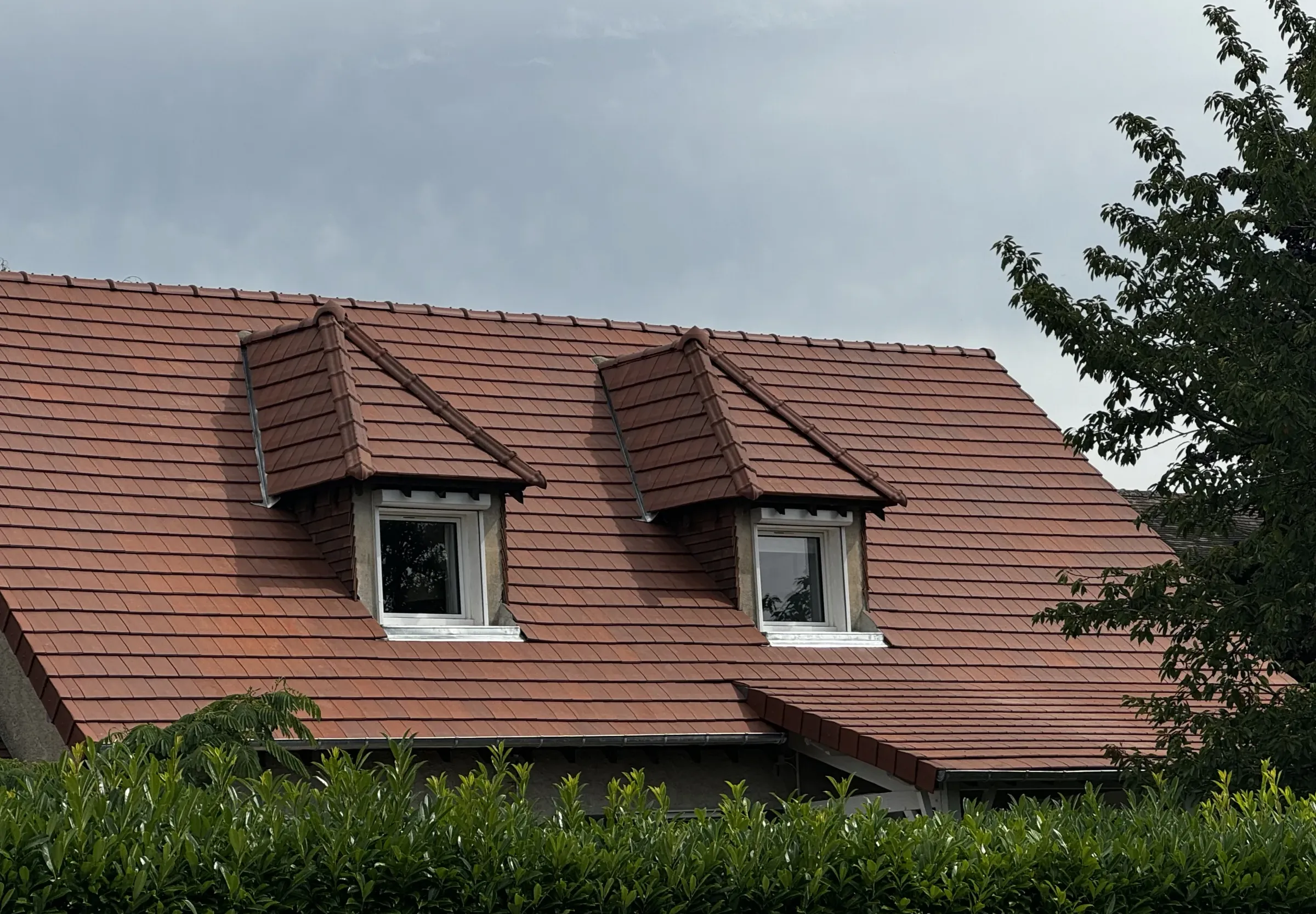 Toiture en tuiles rénovée avec deux lucarnes