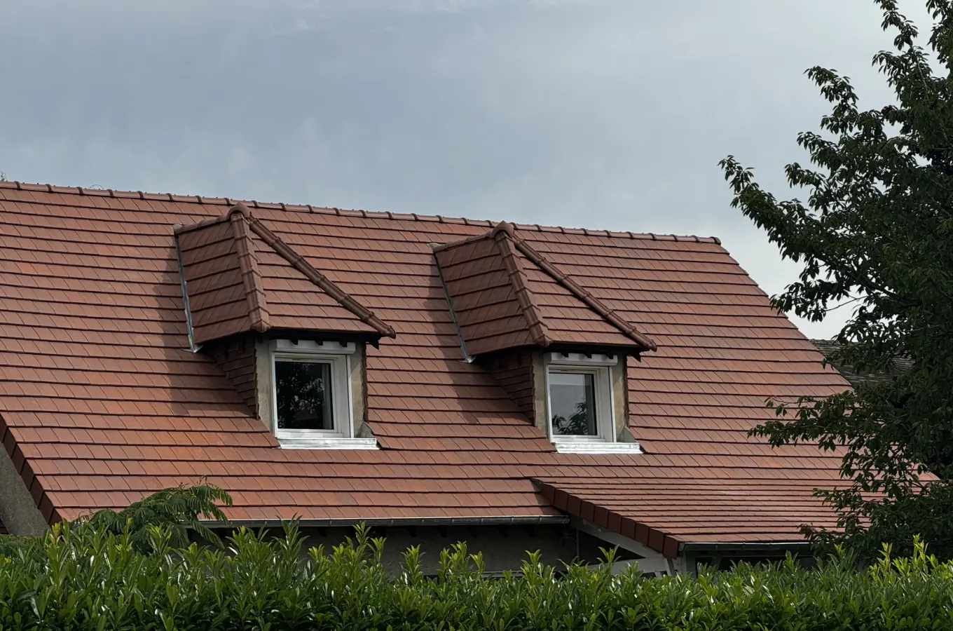 Toiture en tuiles rénovée avec deux lucarnes