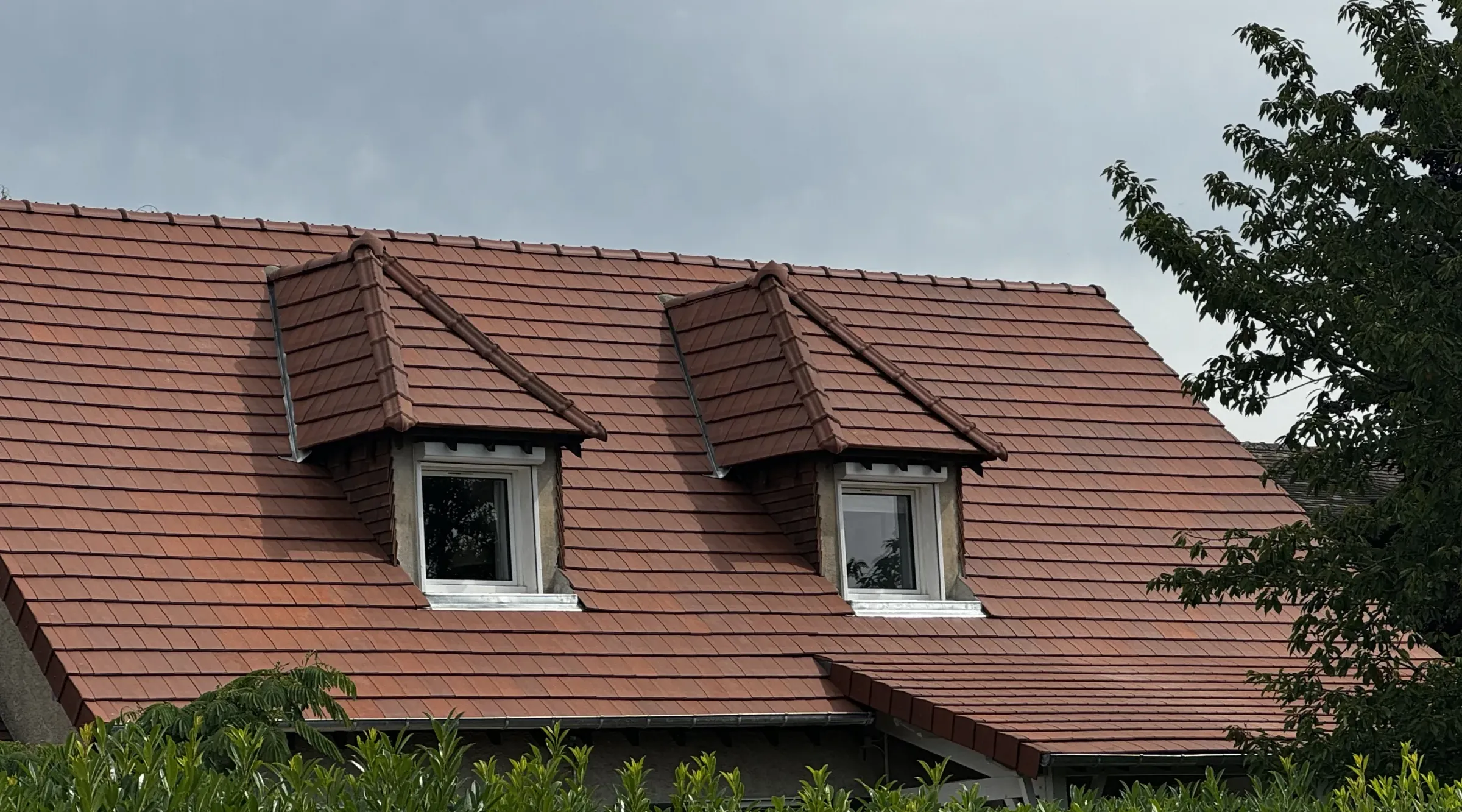 Toiture en tuiles rénovée avec deux lucarnes