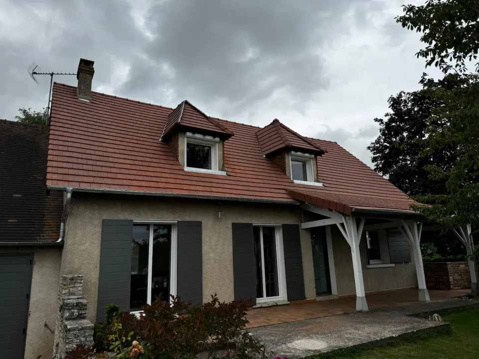 Travaux de couverture sur une toiture dans l'Eure